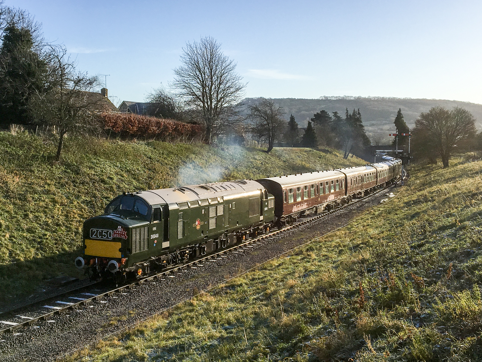 D6948 leaves Winchcombe with the 10:20 ECS to Cheltenham Racecourse on Sat 9th December standing in at the last minute for a failed steam locomotive.